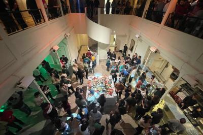 Plan architectural d’un étage avec disposition des salles, escaliers, ascenseur et annotations techniques.