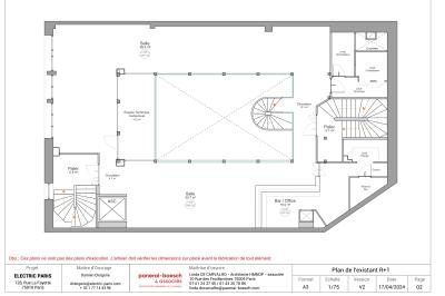 Plan architectural d’un étage avec disposition des salles, escaliers, ascenseur et annotations techniques.