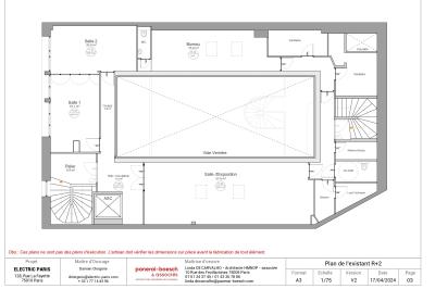 Plan architectural d’un étage avec disposition des salles, escaliers, ascenseur et annotations techniques.