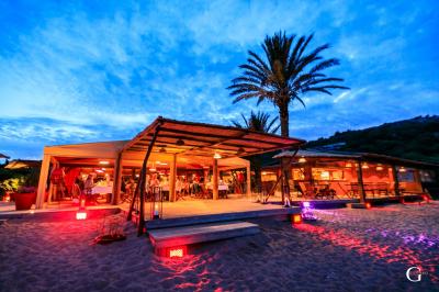 Un homme équipé d'un flyboard s'élève au-dessus de l'eau avec un paysage de collines en arrière-plan.