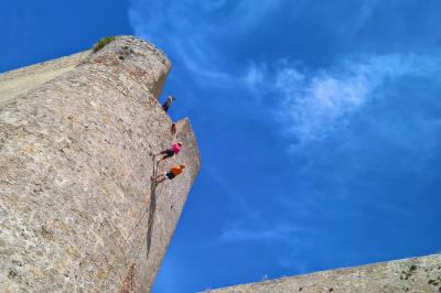 Un homme équipé d'un flyboard s'élève au-dessus de l'eau avec un paysage de collines en arrière-plan.