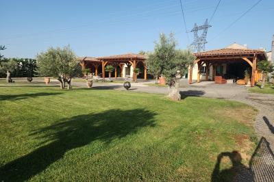 Structure gonflable sur le thème de Spider-Man installée en extérieur, à côté d'une autre structure colorée.