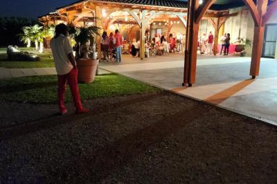 Structure gonflable sur le thème de Spider-Man installée en extérieur, à côté d'une autre structure colorée.