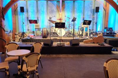 Structure gonflable sur le thème de Spider-Man installée en extérieur, à côté d'une autre structure colorée.