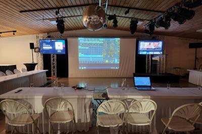 Structure gonflable sur le thème de Spider-Man installée en extérieur, à côté d'une autre structure colorée.