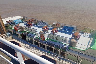 Château illuminé au sommet d'une colline, reflété dans l'eau calme au crépuscule.