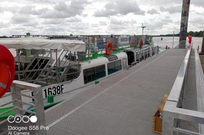 Château illuminé au sommet d'une colline, reflété dans l'eau calme au crépuscule.