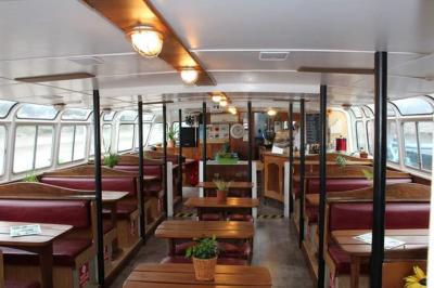 Château illuminé au sommet d'une colline, reflété dans l'eau calme au crépuscule.