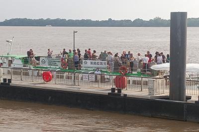 Château illuminé au sommet d'une colline, reflété dans l'eau calme au crépuscule.