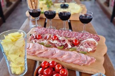 Château illuminé au sommet d'une colline, reflété dans l'eau calme au crépuscule.