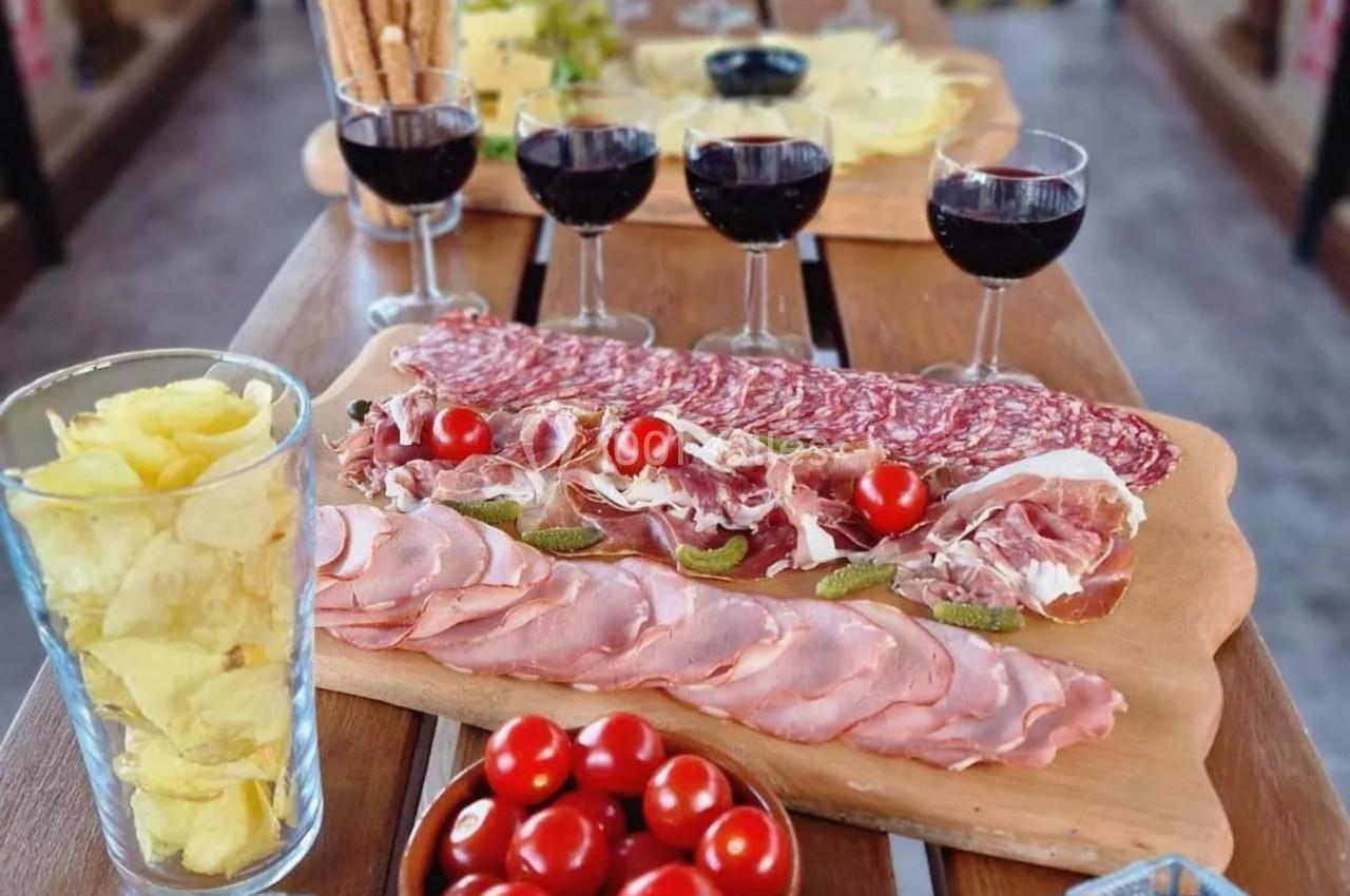 1. Des passagers sur un bateau naviguant sur un fleuve au coucher du soleil. 2. Coucher de soleil sur un fleuve avec un ciel…