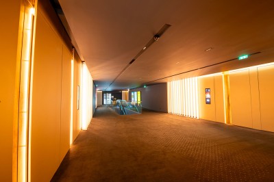 Salle de cinéma moderne avec écran large, sièges rouges et éclairage tamisé, affichant ’Pathé Dijon, Salle 9, 85 fauteuils’.