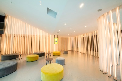 Salle de cinéma moderne avec écran large, sièges rouges et éclairage tamisé, affichant ’Pathé Dijon, Salle 9, 85 fauteuils’.