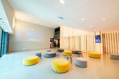Salle de cinéma moderne avec écran large, sièges rouges et éclairage tamisé, affichant ’Pathé Dijon, Salle 9, 85 fauteuils’.
