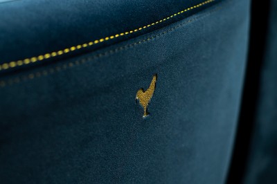 Salle de cinéma moderne avec écran large, sièges rouges et éclairage tamisé, affichant ’Pathé Dijon, Salle 9, 85 fauteuils’.