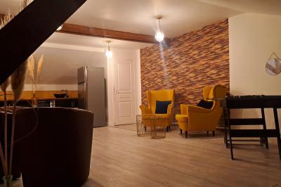 Miniature Location salle Vert-Saint-Denis (Seine-et-Marne) - Lebaron84 #2 Studio éclairé en violet avec un canapé, une table basse et des coussins au sol, logo Netflix projeté sur le mur.