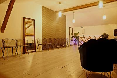 Miniature Location salle Vert-Saint-Denis (Seine-et-Marne) - Lebaron84 #5 Studio éclairé en violet avec un canapé, une table basse et des coussins au sol, logo Netflix projeté sur le mur.