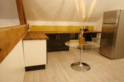 Miniature Location salle Vert-Saint-Denis (Seine-et-Marne) - Lebaron84 #11 Studio éclairé en violet avec un canapé, une table basse et des coussins au sol, logo Netflix projeté sur le mur.