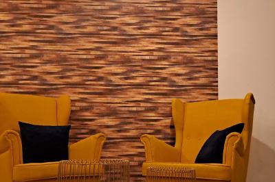 Miniature COSY Studio éclairé en violet avec un canapé, une table basse et des coussins au sol, logo Netflix projeté sur le mur.