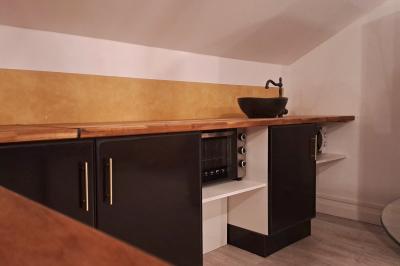 Miniature CUISINE Studio éclairé en violet avec un canapé, une table basse et des coussins au sol, logo Netflix projeté sur le mur.