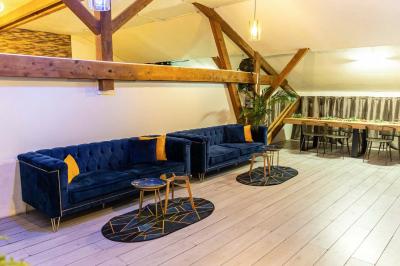 Miniature SALLE Studio éclairé en violet avec un canapé, une table basse et des coussins au sol, logo Netflix projeté sur le mur.