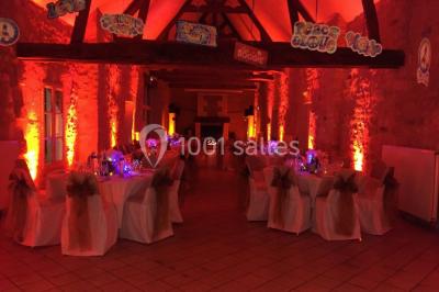 Chambre avec lit double, douche accessible, sol en parquet clair et éclairage moderne.