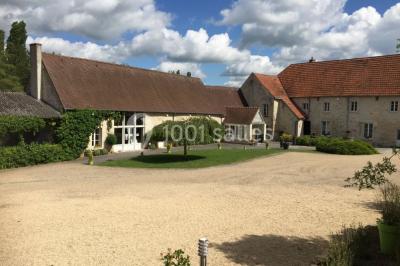 Chambre avec lit double, douche accessible, sol en parquet clair et éclairage moderne.