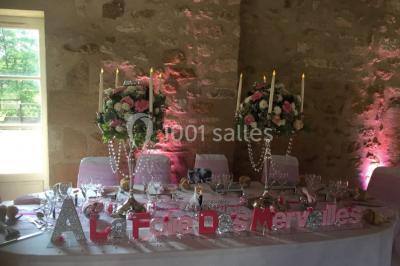 Chambre avec lit double, douche accessible, sol en parquet clair et éclairage moderne.