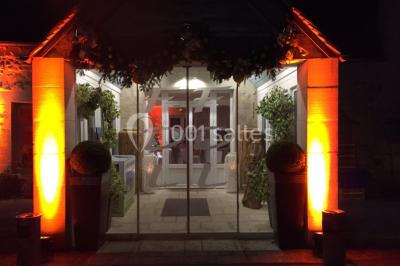 Chambre avec lit double, douche accessible, sol en parquet clair et éclairage moderne.