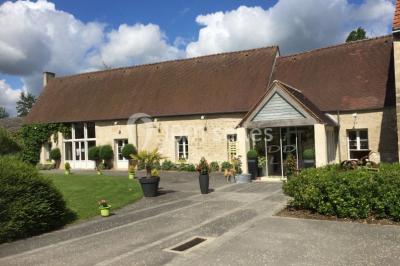 Chambre avec lit double, douche accessible, sol en parquet clair et éclairage moderne.