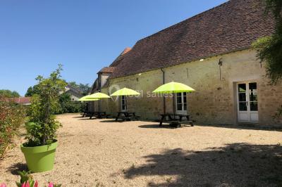 Chambre avec lit double, douche accessible, sol en parquet clair et éclairage moderne.