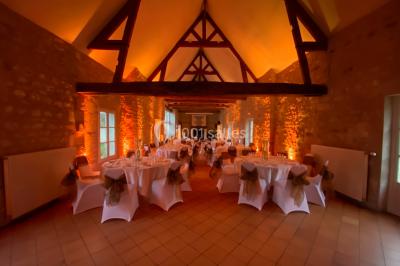 Chambre avec lit double, douche accessible, sol en parquet clair et éclairage moderne.