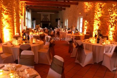 Chambre avec lit double, douche accessible, sol en parquet clair et éclairage moderne.