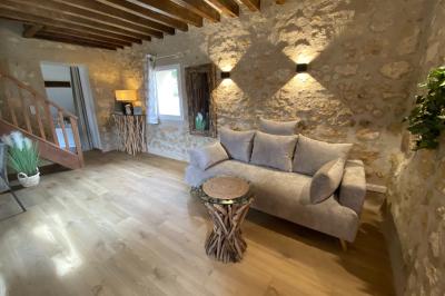 Chambre avec lit double, douche accessible, sol en parquet clair et éclairage moderne.