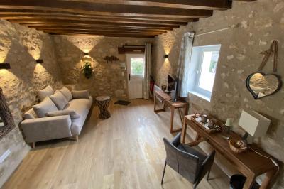 Chambre avec lit double, douche accessible, sol en parquet clair et éclairage moderne.