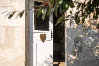 Chambre avec lit double, douche accessible, sol en parquet clair et éclairage moderne.