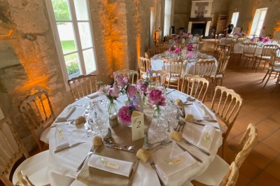 Chambre avec lit double, douche accessible, sol en parquet clair et éclairage moderne.