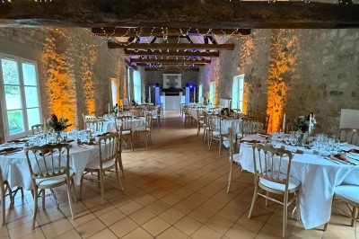 Chambre avec lit double, douche accessible, sol en parquet clair et éclairage moderne.