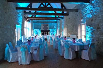 Chambre avec lit double, douche accessible, sol en parquet clair et éclairage moderne.