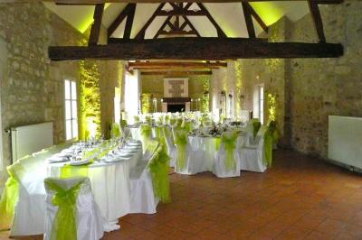 Chambre avec lit double, douche accessible, sol en parquet clair et éclairage moderne.