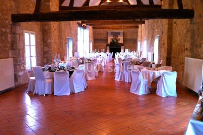 Chambre avec lit double, douche accessible, sol en parquet clair et éclairage moderne.