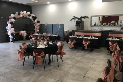 Comptoir de bar avec bouteilles alignées, verres, machine à café et décor sobre dans une pièce lumineuse.