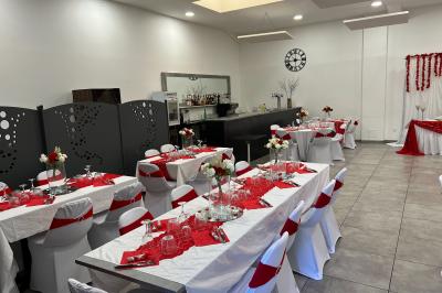 Comptoir de bar avec bouteilles alignées, verres, machine à café et décor sobre dans une pièce lumineuse.