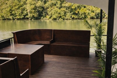 Miniature Location salle Jouy-le-Moutier (Val-d'Oise) - Le Yacht #7 Table élégamment dressée avec nappes blanches, serviettes pliées, verres et décorations florales dans une salle lumineuse.