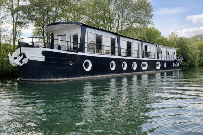 Miniature Location salle Jouy-le-Moutier (Val-d'Oise) - Le Yacht #2 Table élégamment dressée avec nappes blanches, serviettes pliées, verres et décorations florales dans une salle lumineuse.