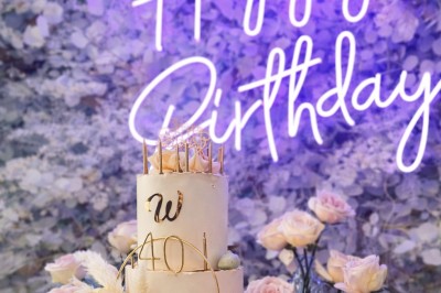 Miniature Location salle Jouy-le-Moutier (Val-d'Oise) - Le Yacht #58 Table élégamment dressée avec nappes blanches, serviettes pliées, verres et décorations florales dans une salle lumineuse.