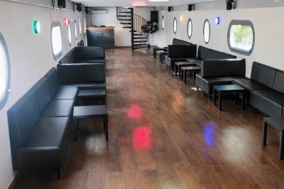 Miniature Location salle Jouy-le-Moutier (Val-d'Oise) - Le Yacht #6 Table élégamment dressée avec nappes blanches, serviettes pliées, verres et décorations florales dans une salle lumineuse.