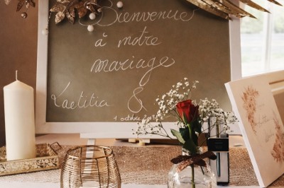 Miniature Location salle Jouy-le-Moutier (Val-d'Oise) - Le Yacht #61 Table élégamment dressée avec nappes blanches, serviettes pliées, verres et décorations florales dans une salle lumineuse.