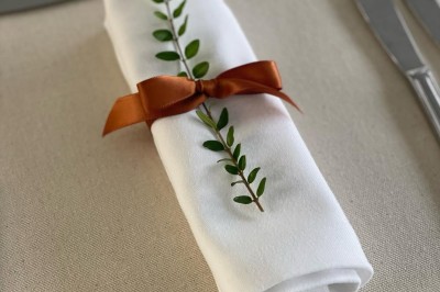 Miniature Location salle Jouy-le-Moutier (Val-d'Oise) - Le Yacht #62 Table élégamment dressée avec nappes blanches, serviettes pliées, verres et décorations florales dans une salle lumineuse.