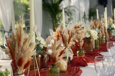 Miniature Location salle Jouy-le-Moutier (Val-d'Oise) - Le Yacht #63 Table élégamment dressée avec nappes blanches, serviettes pliées, verres et décorations florales dans une salle lumineuse.